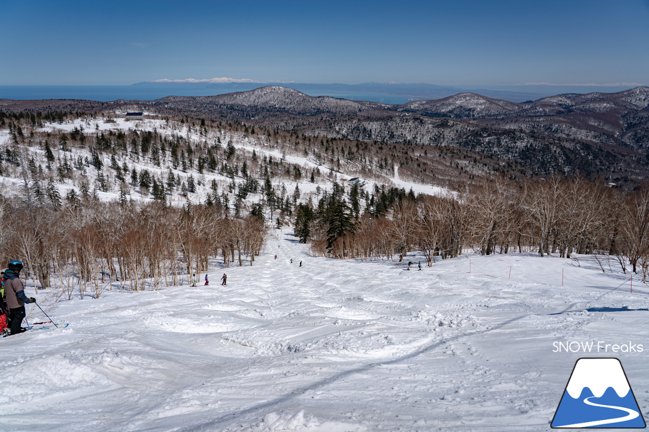 札幌国際スキー場｜ゴールデンウイーク初日も全コース滑走可能OK！！真っ白な雪と澄んだ青空 ＝ 絶好の春スキー＆スノーボード日和♪そして、日本海の彼方に、なんと利尻富士が見えた？！